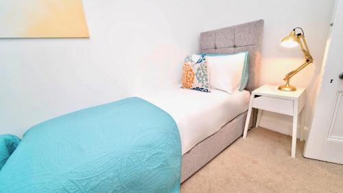 Letto o letti in una camera di Snug - Tùr Sealladh Apartment