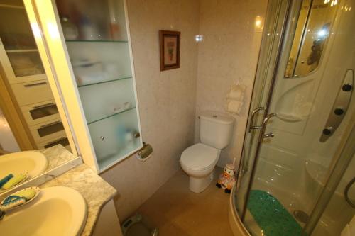 ミアミ・プラトーヤにあるCasas Blancas 13のバスルーム(トイレ、シャワー、シンク付)