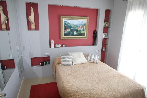 ミアミ・プラトーヤにあるCasas Blancas 13のベッドルーム1室(ベッド1台付)が備わります。壁には絵画が飾られています。