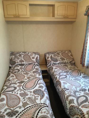 Postel nebo postele na pokoji v ubytování Caravan Golden Palm