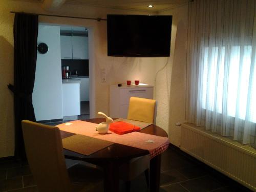 TV a/nebo společenská místnost v ubytování Ferienhaus am Erlenbach