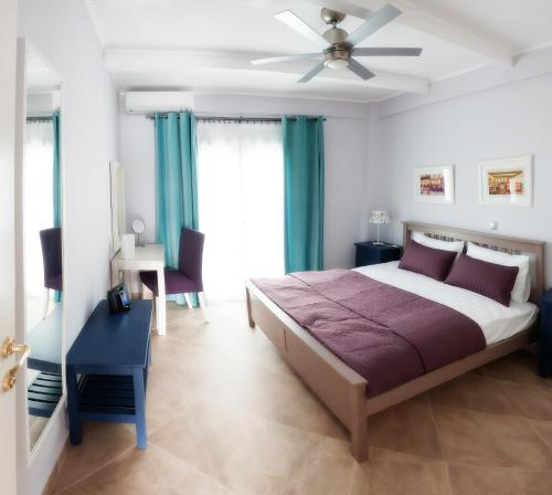 Un pat sau paturi într-o cameră la Villa Despina Green Suites