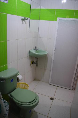 Bilik mandi di RokaDura Hotel