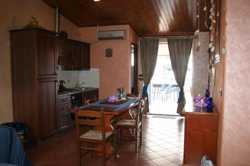 een keuken met een houten tafel en een eetkamer bij Casa vacanze Aloha in Giardini Naxos