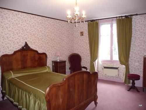 una camera con un grande letto e una finestra di 2 chambres d'hôtes privées louées séparément avec communs à partager a Beaufort