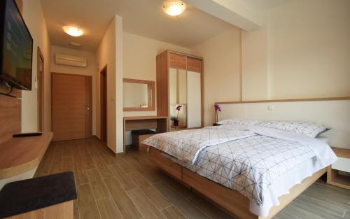 Tempat tidur dalam kamar di Apartments Paklenica