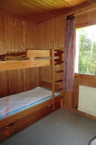 - une chambre avec 2 lits superposés dans une cabine dans l'établissement Les passereaux, à Saint-Nicolas-de-Véroce