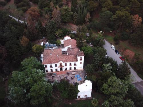 uma vista aérea de uma grande casa na floresta em Hotel Humaina em Málaga