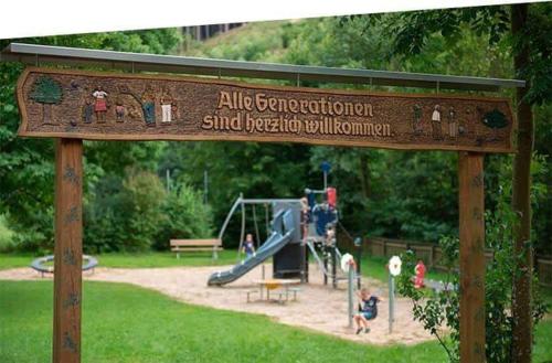 ein Schild in einem Park mit Spielplatz in der Unterkunft Pension Alois Hennecke in Schmallenberg