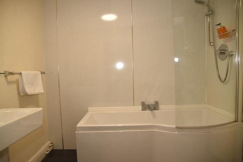 A bathroom at Harry's Hotel & Restaurant 