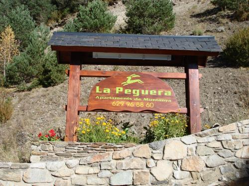 a sign for the la pepulanca sign in a garden at Apartaments la Peguera in Bohí