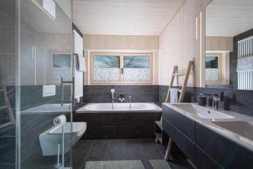 łazienka z wanną, umywalką i toaletą w obiekcie pure mountain BASE w mieście Erpfendorf