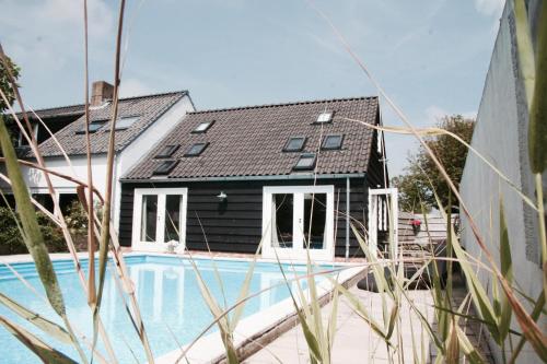 Bazén v ubytování Bed & Breakfast Zeeland nebo v jeho okolí