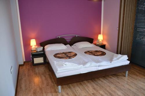 A bed or beds in a room at Ivanovi Apartments