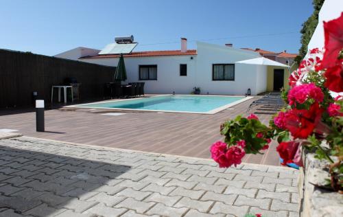 a villa with a swimming pool and a house at Vila Private Pool Beach Golf Praia Del Rey in Amoreira