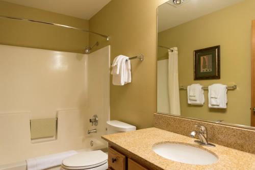 Ванная комната в Whispering Woods Resort, a VRI resort
