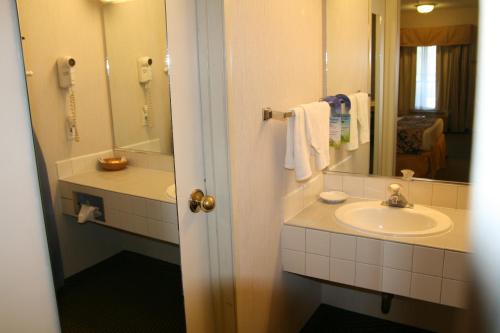 Days Inn by Wyndham Rocklin/Sacramentoにあるバスルーム