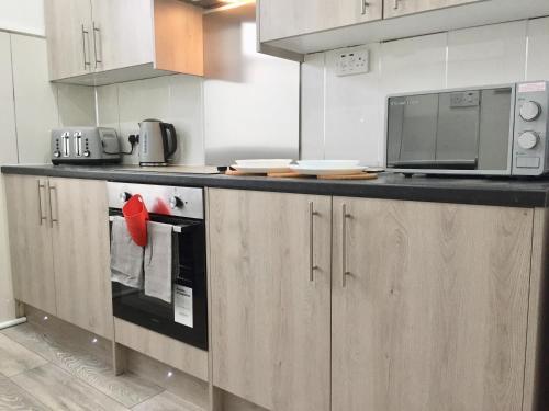 Η κουζίνα ή μικρή κουζίνα στο RIVER CLYDE VIEWS - PRIVATE & SPACIOUS APARTMENT