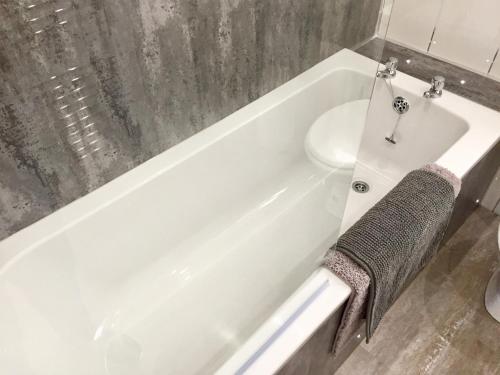 Ένα μπάνιο στο RIVER CLYDE VIEWS - PRIVATE & SPACIOUS APARTMENT