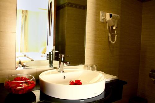 Un baño con un lavabo blanco y un espejo. en Gia Vien Hotel, en Ho Chi Minh