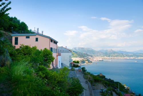 uitzicht op de oceaan vanaf een heuvel bij Il Glicine in Cetara