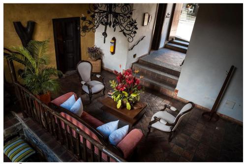 an overhead view of a living room with furniture and flowers at Hotel Boutique Quinta Tibigaro in San Vicente de Chucurí