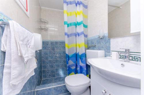 ein Bad mit einem WC und einem Waschbecken in der Unterkunft House Ara in Grohote