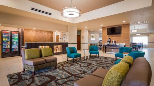 a lobby of a hospital with chairs and a waiting room at Best Western Plus/Executive Residency Elk City in Elk City