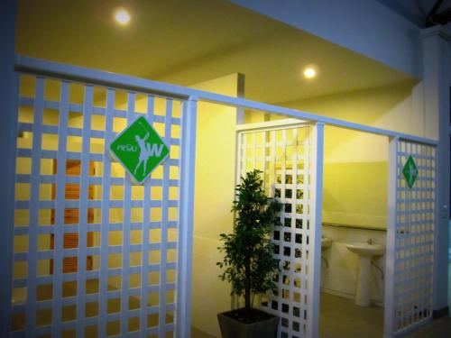 ein weißes Tor mit einer Pflanze in einem Raum in der Unterkunft Palm Driving Range & Resort in Krabi