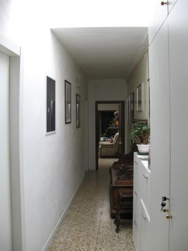 un pasillo con paredes blancas y una habitación con mesa en Venice Home, en Venecia