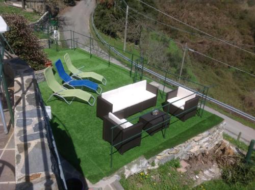 a green lawn chair sitting in the middle of a grassy area at Affittacamere PZ in Vernazza