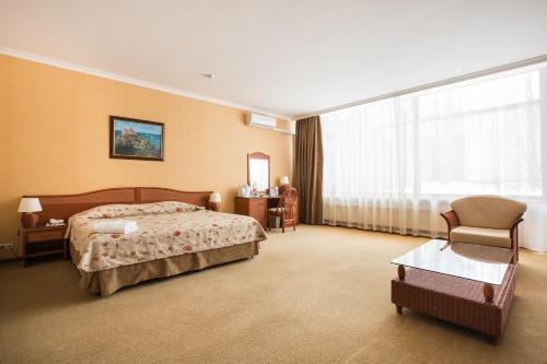 Arthurs Spa Hotel By Mercure tesisinde bir odada yatak veya yataklar