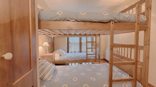 Dviaukštė lova arba lovos apgyvendinimo įstaigoje Saplan Real Estate PLETA NHEU