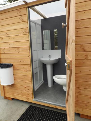 uma casa de banho com um WC e um lavatório em Camping le Chêne em Tallard