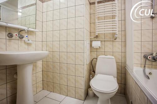 波茲南的住宿－奧林匹亞酒店，一间带卫生间和水槽的浴室