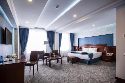 Postel nebo postele na pokoji v ubytování Central Hotel Yerevan