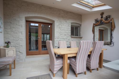 a dining room with a wooden table and chairs at Ludlow - Linnet House - Well Presented Townhouse With Parking - Perfect Location For Exploring On Foot, Sleeps Up To 8 Guests - Hosted by RENTMYHOUSE in Ludlow