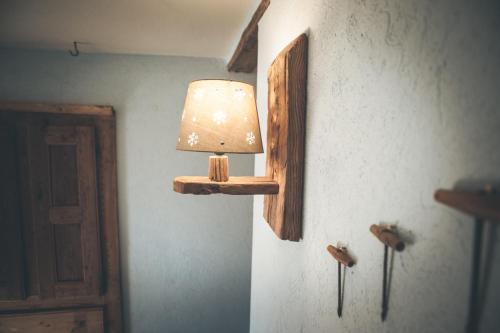 a light on a wall with a lamp on it at Lous Escartoun in Pragelato