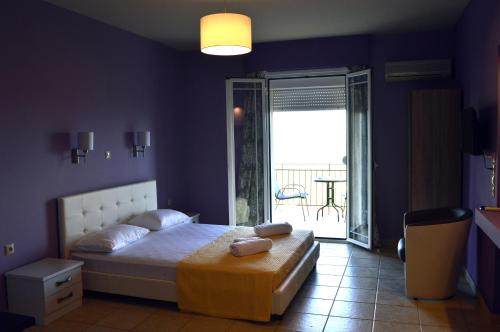 Tempat tidur dalam kamar di Ionian Balcony