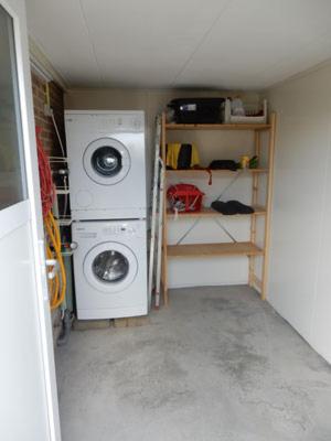 a small laundry room with a washer and dryer at Moerellahof, Gezin & Familie vakantiehuis aan het Veersemeer ALLEEN GEZINNEN in Wolphaartsdijk