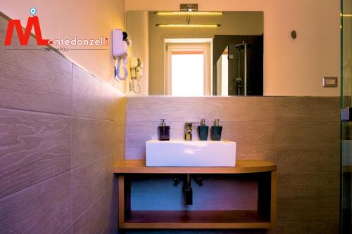 łazienka z umywalką i lustrem w obiekcie Montedonzelli B&B w mieście Neapol