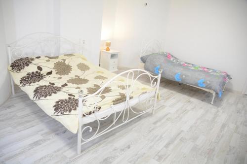 a bedroom with two beds at Noclegi"DOM RÓŻANY" Myszyniec in Myszyniec