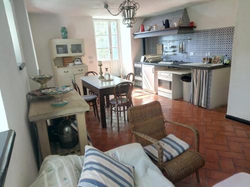 eine Küche und ein Esszimmer mit einem Tisch und Stühlen in der Unterkunft Country House in Portofino Mount & Natural Park in Portofino