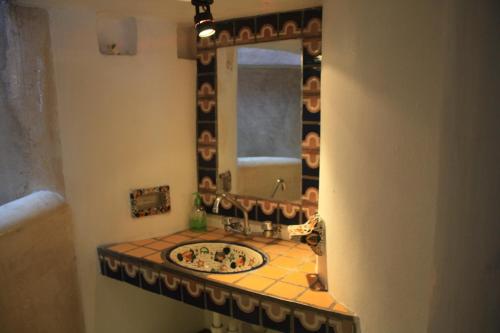 コスメルにあるアマラント ベッド アンド ブレックファストのバスルーム(洗面台、鏡付)