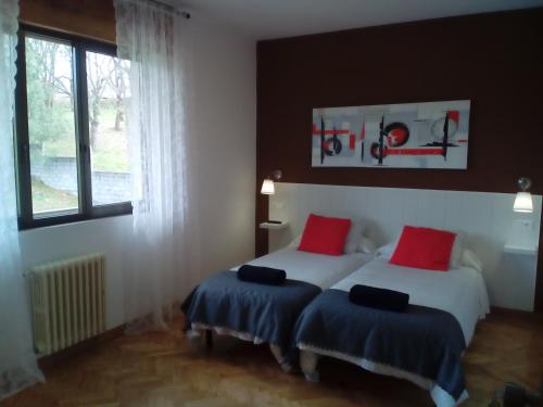 Postel nebo postele na pokoji v ubytování Casa Ribeira Sacra Portomarin