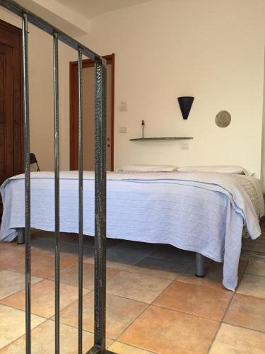 a bedroom with a bed in a room at Vicolo del Pozzo in Barolo