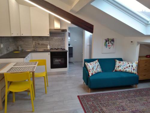 uma sala de estar com um sofá azul e uma mesa em casa Gorla em Milão