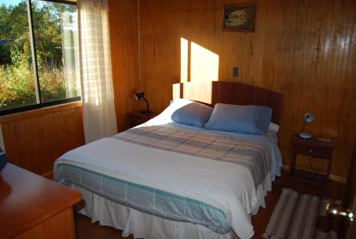 a bedroom with a bed and a window at Cabanas de Monasterio in Puerto Clocker