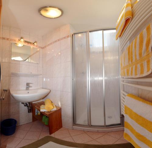 Kylpyhuone majoituspaikassa Haus Lukasser