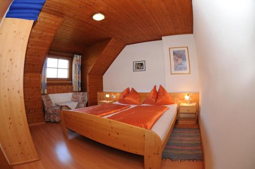 ein Schlafzimmer mit einem großen Bett in einem Holzhaus in der Unterkunft Haus Lukasser in Gröbming